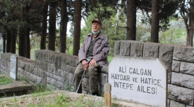 Kore gazisi, eşini mezarı başında okuduğu şarkı sözleriyle anıyor