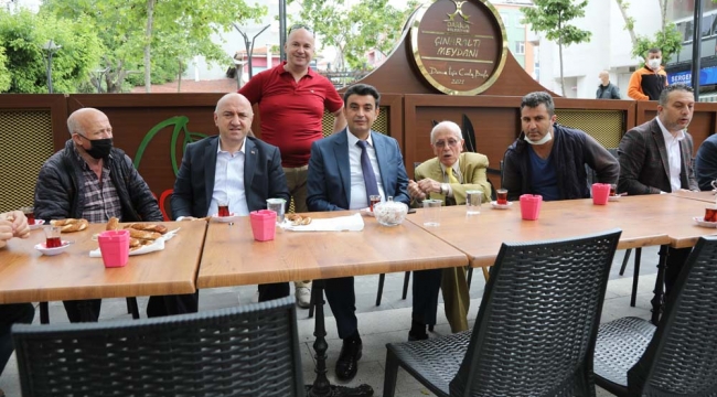 Vatandaşlarla Çınaraltı'nda çay sohbeti yaptılar