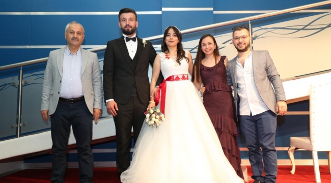 Dünya evine giren çiftler plakayı Gebze'den yazdı