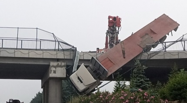 Kaza yapan TIR, Viyadükte asılı kaldı