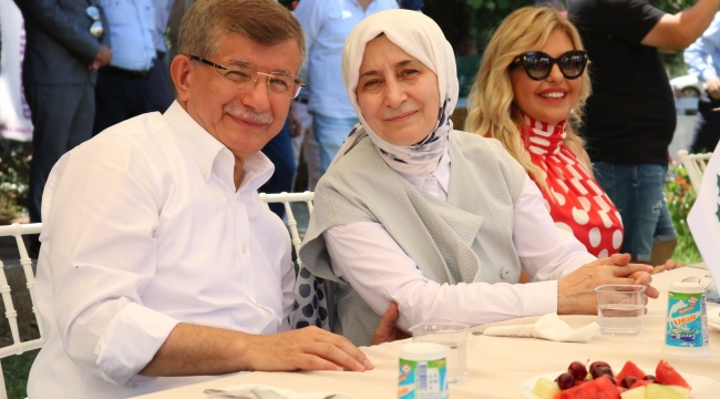 Ahmet Davutoğlu Gebze'de partilileri ile buluştu