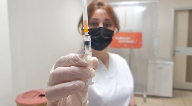 Bakan Koca'nın fotoğrafını paylaştığı Serpil hemşireden herkese aşı daveti 