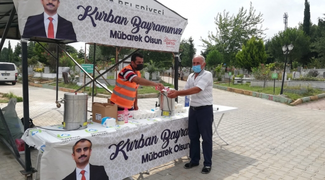 Çayırova'da mezarlıklar bayrama hazır, ziyaretçilere ikram