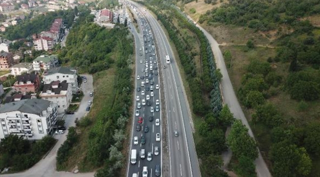 Kocaeli TEM otoyolunda 10 kilometrelik araç kuyruğu