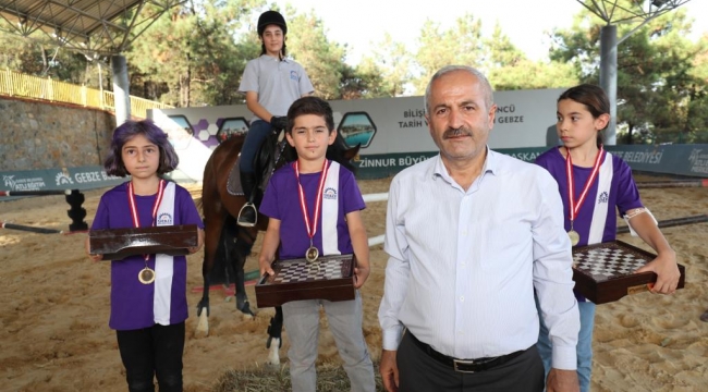 Başarılı öğrencilere madalyalar Büyükgöz'den