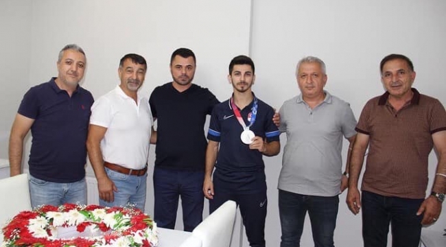 CHP Darıca Belediyesi meclis üyeleri Eray Şamdan'ı evinde ziyaret etti