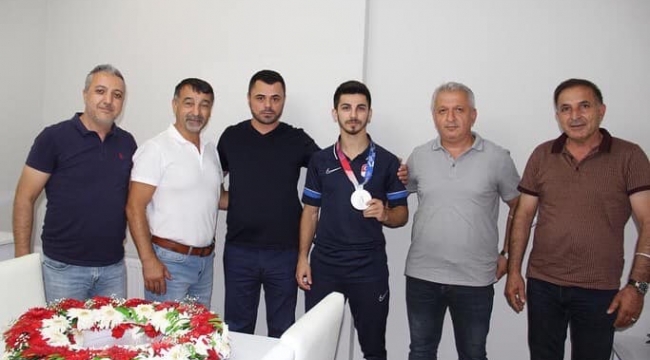 CHP Darıca Belediyesi meclis üyeleri Eray Şamdan'ı evinde ziyaret etti