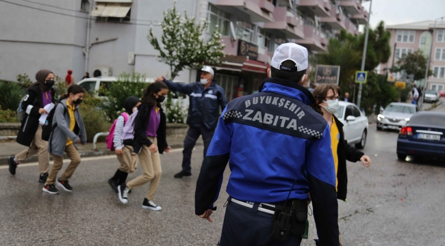 Büyükşehir Zabıtasıyla okul önleri güvende