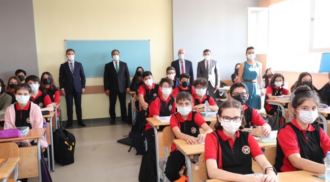 Kaymakam Güler ve Başkan Büyükgöz Bayrak Törenine Katıldı
