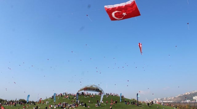 60 metrekarelik dev uçurtma ile Türk Bayrağı göklerde dalgalandı