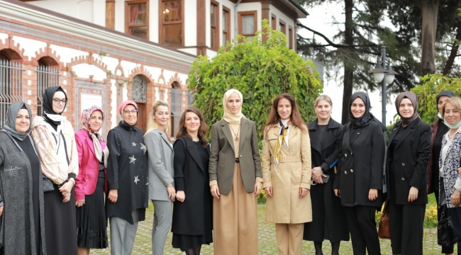 Cumhurbaşkanı Erdoğan'ın kızı, Marmara Kadınlar Birliği'ni ziyaret etti