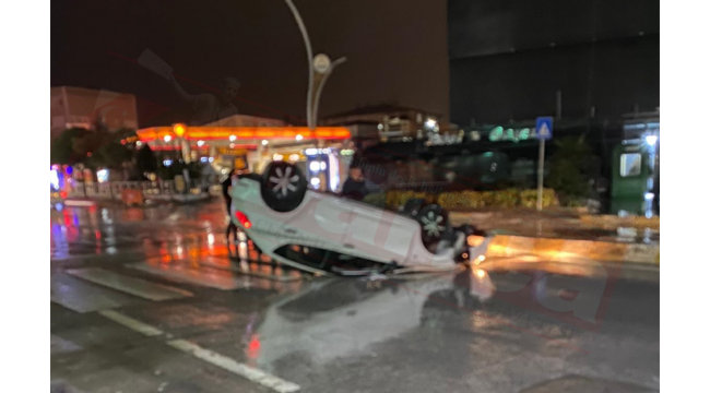 İstasyon Caddesi'nde, otomobil takla atıp ters döndü