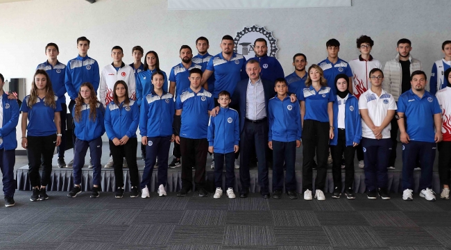 Büyükakın: Şanlı bayrağımızı daha yukarılara taşıyacağız