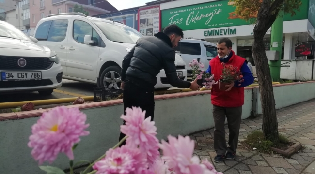 CHP Darıca, Atatürk'ün en sevdiği çiçeği vatandaşlara dağıttı