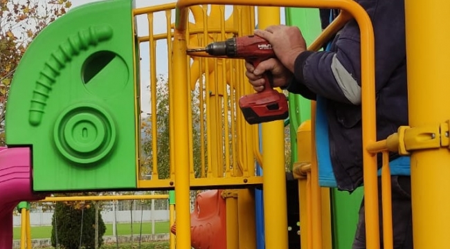 Çocuk oyun grupları ile spor aletlerinin bakımları yapılıyor