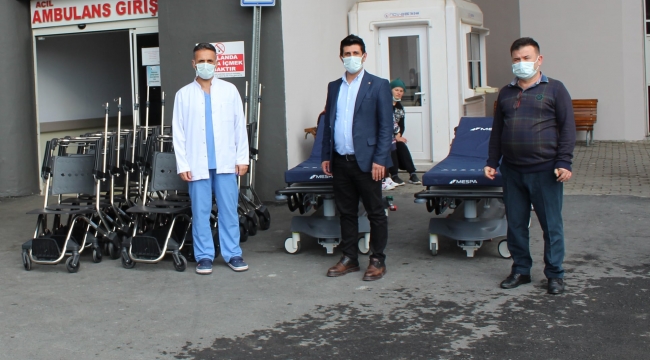 Darıcalı vatandaş, hastanede kullanılması için tekerlekli sandalye ve sedye bağışında bulundu
