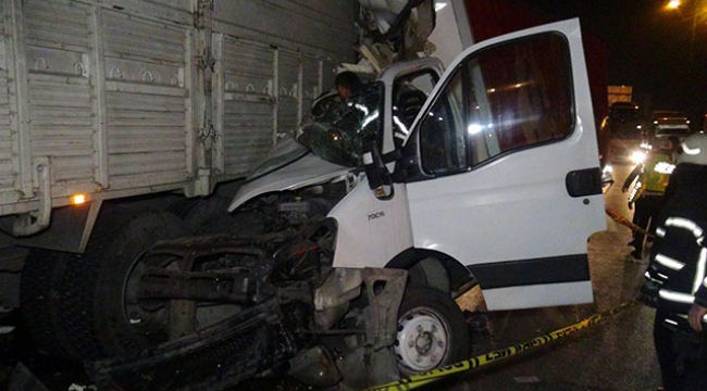 Kamyonet, lastiği patlayan kamyona çarptı: 1 ölü