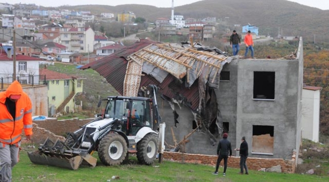 Kocaeli'de fırtına; çatılar hasar gördü, vapur seferleri iptal oldu