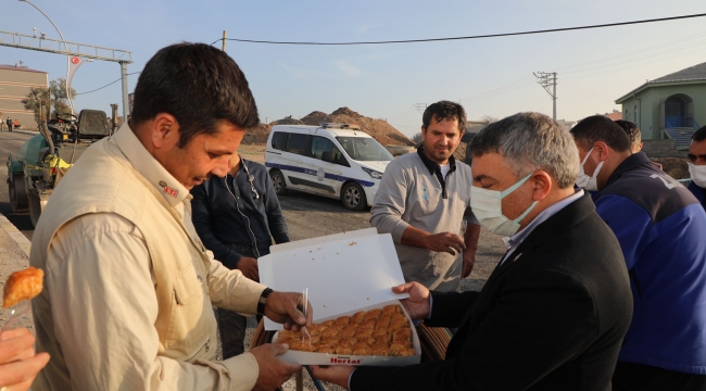 Şayir çalışmaları inceledi, tatlı ikram etti
