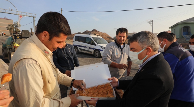 Şayir çalışmaları inceledi, tatlı ikram etti 