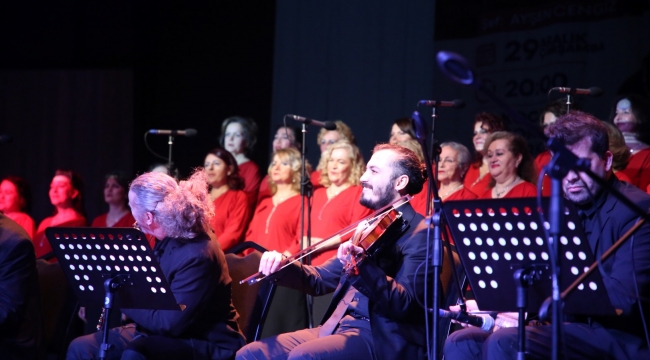 Büyükşehir Kadınlar Korosu'ndan muhteşem yıl sonu konseri
