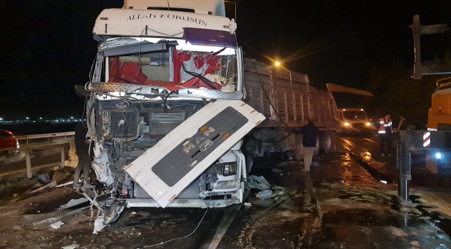 Hafriyat yüklü TIR devrildi, TEM Otoyolu ulaşıma kapandı