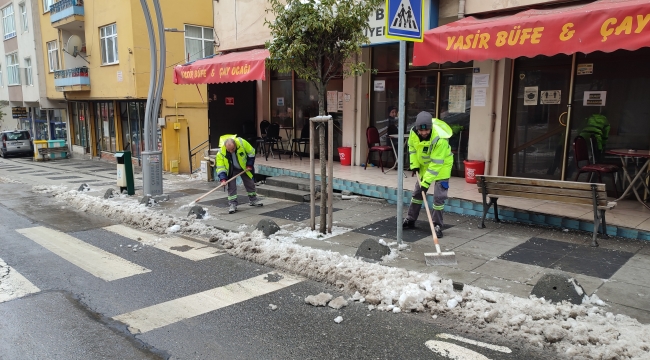Çayırova'da yollar açık, kaldırımlar temizleniyor