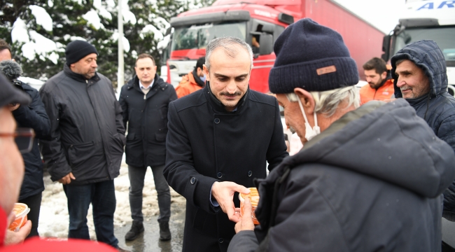 Çiftçi, TIR şoförlerine çorba ikram etti