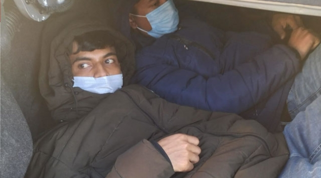 Kaçak göçmenler otomobilin bagajından çıktı