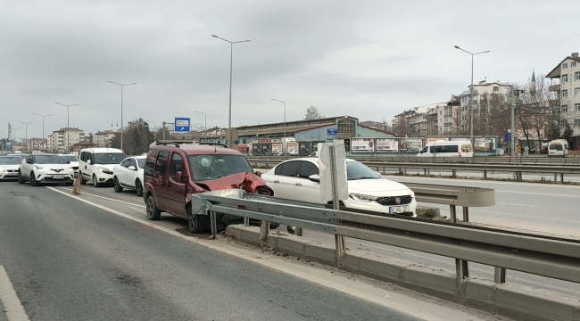 Bariyerlere çarpan araçtaki 1 kişi yaralandı