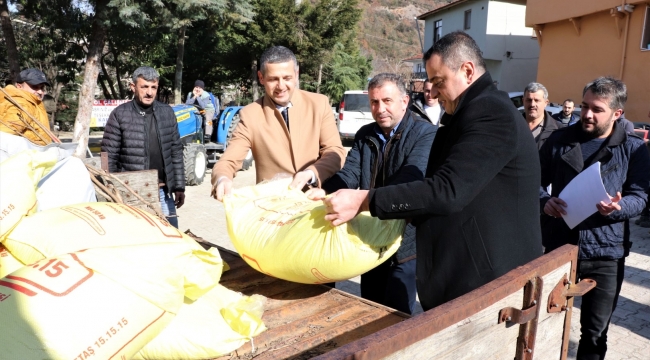 Büyükşehir’in gübre desteği çiftçilerin yüzünü güldürüyor