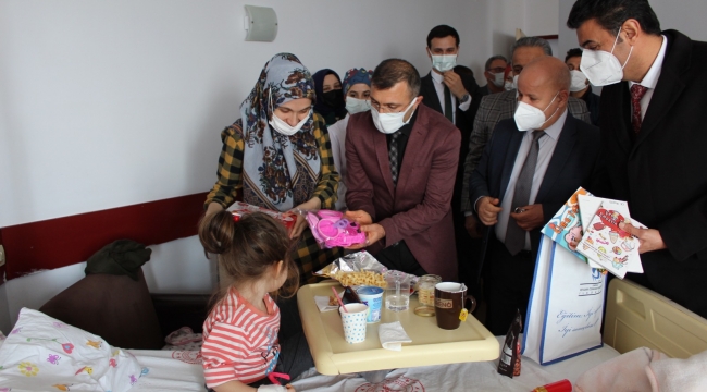 Hastane odalarını kitaplarla doldurdular