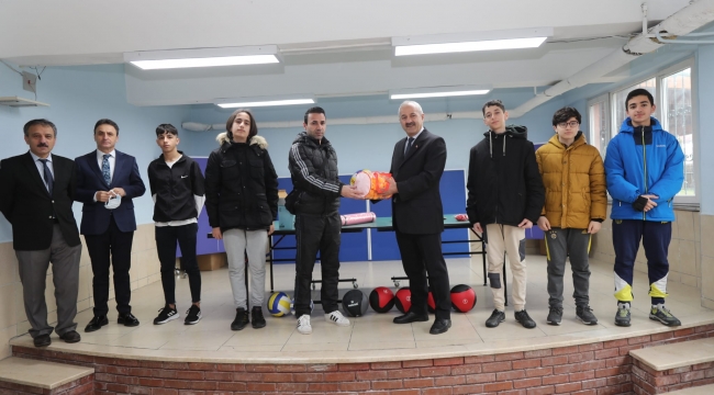 Büyükgöz'den öğrencilere hediye spor malzemeleri
