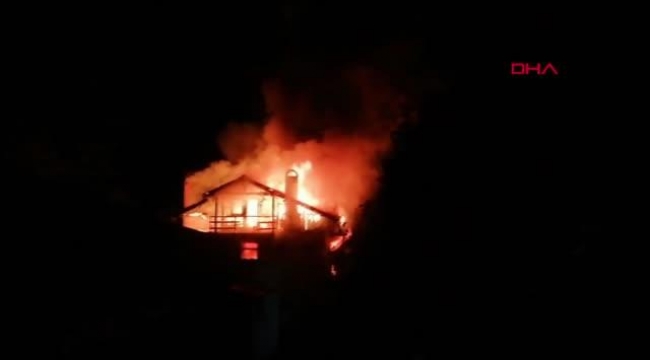 İki katlı evi küle çevirdi
