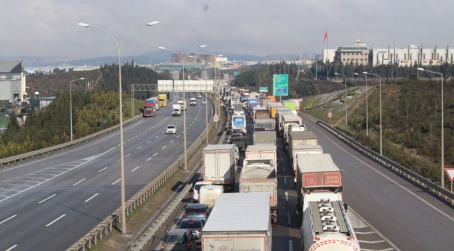 İstanbul yolunda 8 kilometrelik TIR ve kamyon kuyruğu