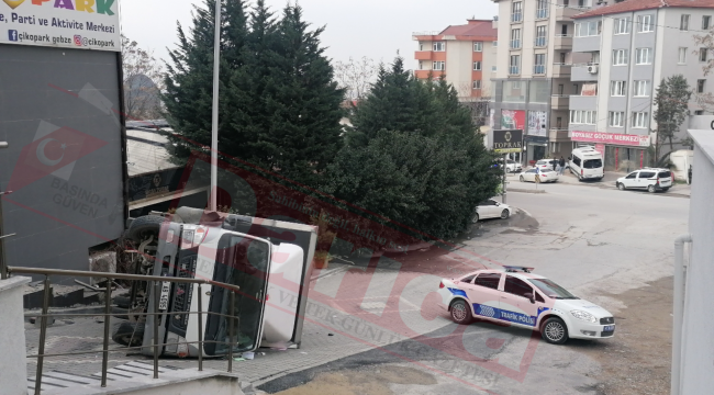  Yokuş aşağı geri geri gelen kamyonet devrildi; 2 Yaralı