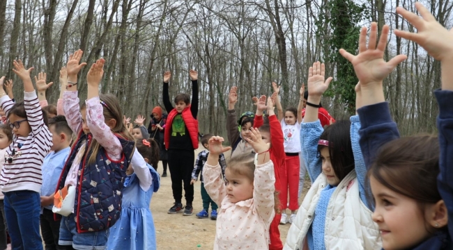 Anne ve çocuklar Ormanya'da