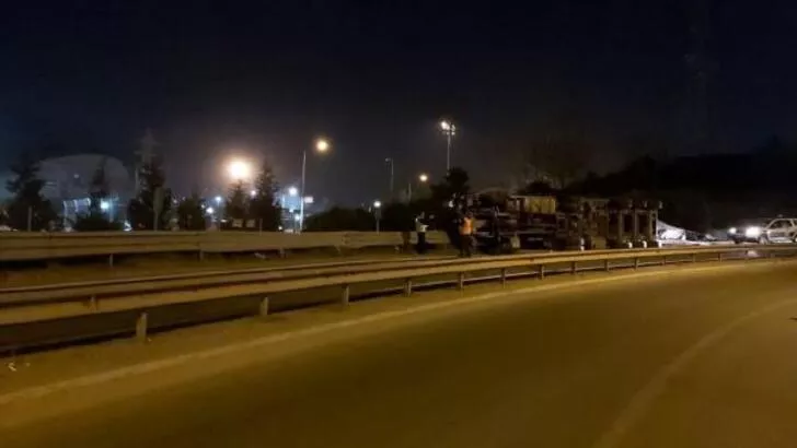 Dilovası'nda devrilen TIR'ın sürücüsü yaralandı