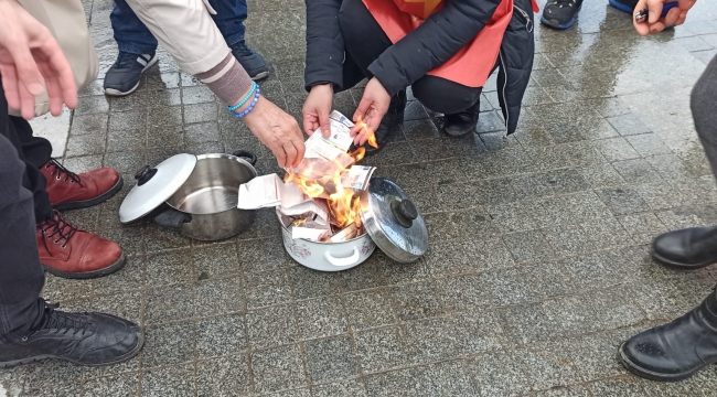 Zamlardan dolayı faturaları yakıp, boş tencerelerle protesto ettiler