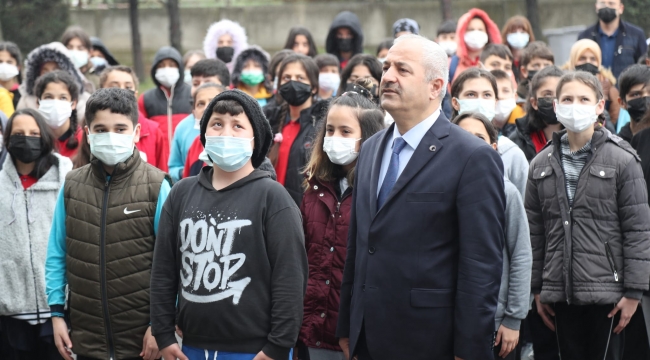 Kaymakam Güler ve Başkan Büyükgöz Bayrak töreni'nde Mesude İşman'da