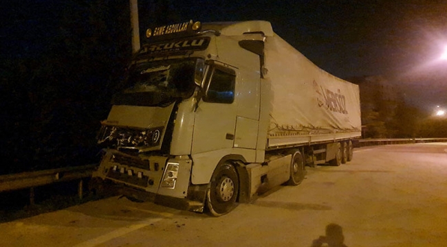 TEM'de 2 TIR çarpıştı: 2 yaralı