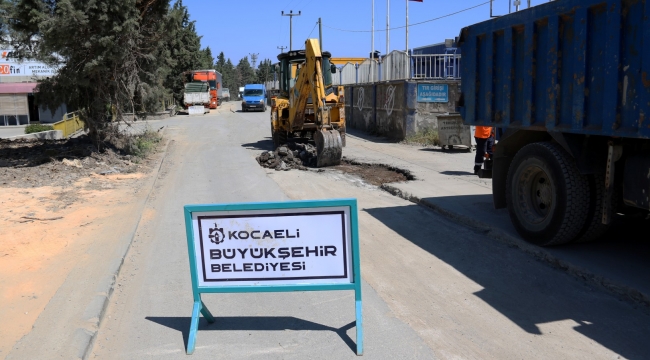 Gebze TIR garajları bölgesinde yol onarımı