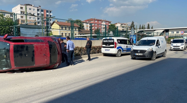 Kaldırıma çarpan otomobil yan yattı; 1 yaralı