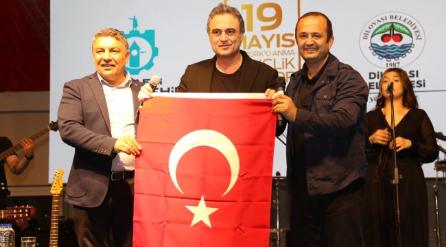 Kutsi, Dilovası'nda 19 Mayıs konseri ile coşturdu