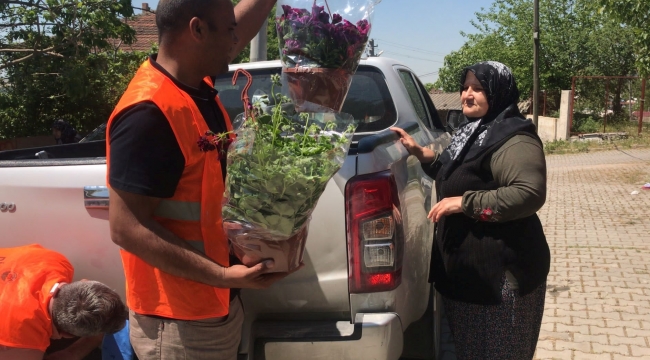 Şayir, Çiftçiler Günü'nde köy sakinlerine çiçek hediye etti  