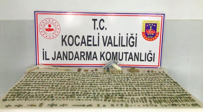 834 adet tarihi eserle birlikte yakalandılar