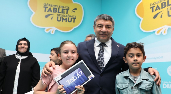 Dilovalı öğrencilerin tablet bilgisayar mutluluğu 