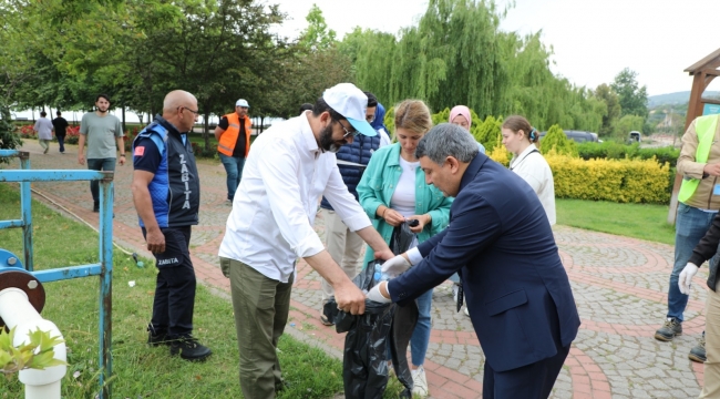 Dilovası'nda Marmara Denizi için sahil temizliği 