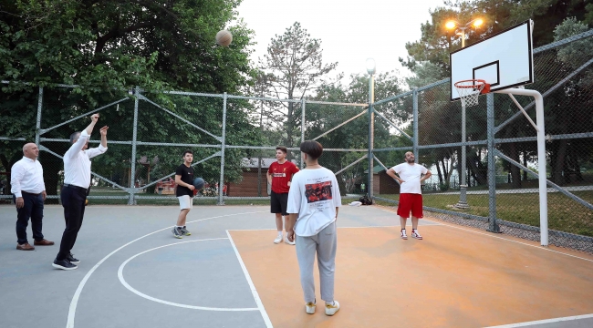 Başkan Büyükakın, Darıca'da basket ve voleybol oynadı
