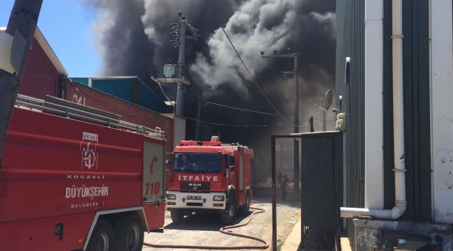 Gebze'de boya fabrikasında yangın çıktı